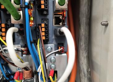 Naprawa elektryki i elektroniki w maszynach przemysłowych i CNC.