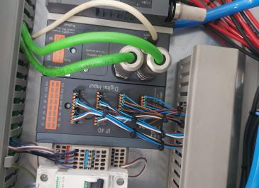 Naprawa elektryki i elektroniki w maszynach przemysłowych i CNC.